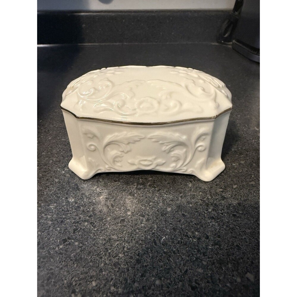 Lenox Georgian Collection Music Box Plays “Yesterday” 24K GOLD Trimmed Porcelain
